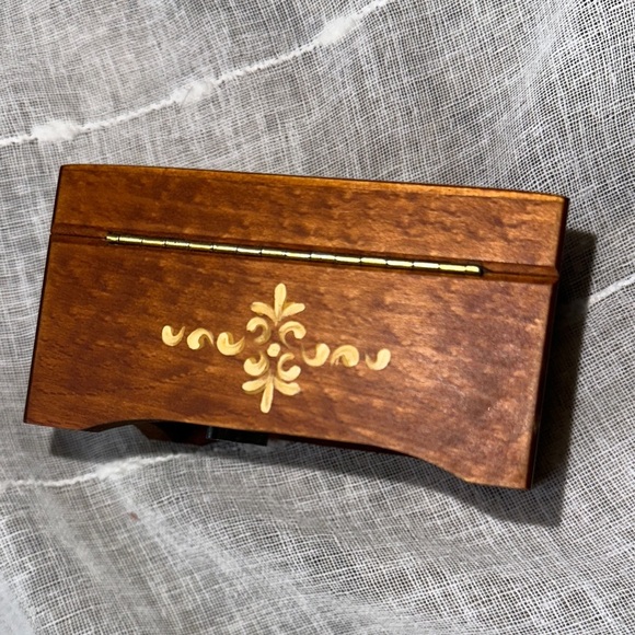 Vintage CUENDET Swiss Music Box 1985 Hand Carved Wood & Hand Painted Floral EUC - Picture 7 of 17